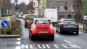 Auf der viel befahrenen Neuffener Straße geht es oft eng zu. Foto: Horst Rudel