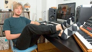 Der Musikproduzent Felix Göppel alias Dexter, liefert die Musik zu den Hits von Cro und Casper. Foto: dpa