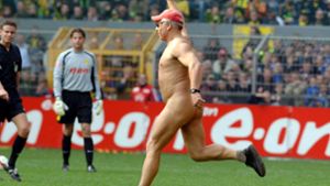 Ein Flitzer rennt bei einem Bundesliga-Spiel über den Rasen (hier beim Spiel Borussia Dortmund gegen Arminia Bielefeld am 16. April 2005 im Westfalenstadion). Flitzen – die nackte Selbstdarstellung auf öffentlichen Veranstaltungen – ist eine Spielart des Exhibitionismus. Foto: dpa
