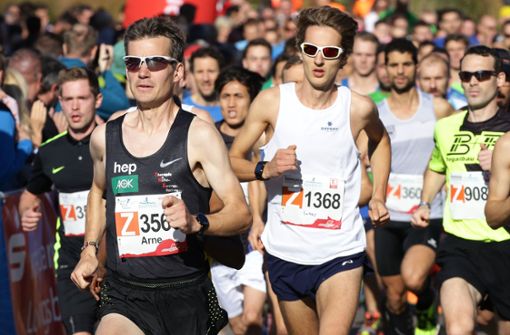 Sie müssen nicht gleich einen Marathon laufen wie Arne Gabius (links), um die Weihnachtspfunde purzeln zu lassen. Foto: Baumann