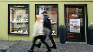 Mit einer Axt schlugen die Räuber im Oktober 2014 die Auslagen dieses Juweliergeschäfts in der Esslingen Innenstadt von innen ein Foto: Horst Rudel
