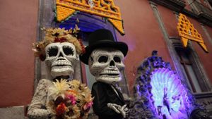 Dieses mexikanische Pärchen ist schon bereit für den Tag der Toten. Foto: dpa