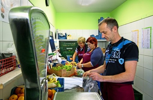 Ehrenamtliche Helfer bereiten  Obst- und Gemüselieferungen für den Verkauf in der Ludwigstafel vor. Foto: factum/Granville