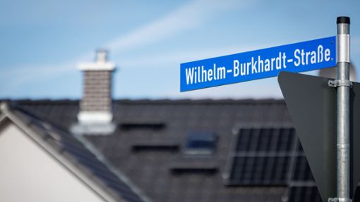 Bayern: „Wilhelm-Burkhardt-Straße“ steht auf einem Straßenschild in einem Neubauviertel der Gemeinde Allersberg. Burkhardt war ein SA-Mitglied. Foto: dpa/Daniel Karmann