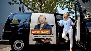 Karin Maag vor ihrem Tourbus: Mit ihm fährt sie im Wahlkampf von Termin zu Termin. Foto: Peter Petsch