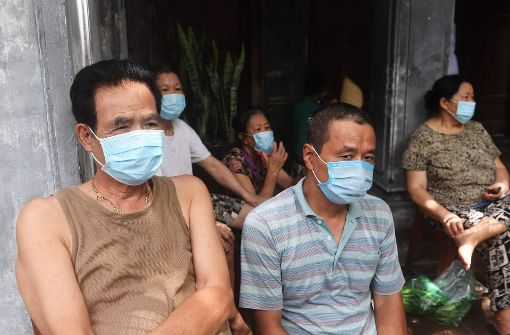 Mit Masken versuchen sich die Menschen vor einer Ansteckung zu schützen. Foto: AFP