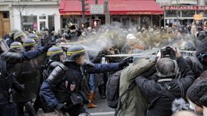 Polizisten und Demonstranten geraten in Paris aneinander. Foto: AP
