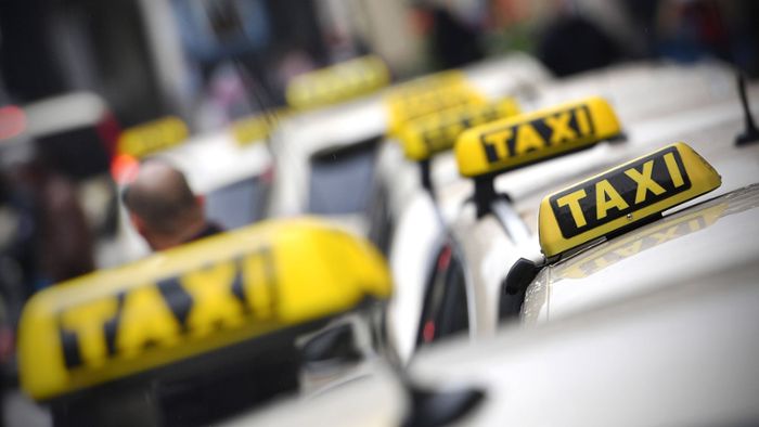 Taxi fährt Mann mit kiloweise Drogen im Gepäck von Berlin nach Tübingen
