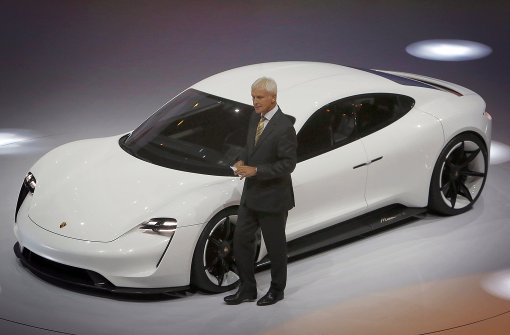 Im September 2015 hat der damalige Porsche-Chef Matthias Müller eine Konzeptstudie des Mission E vorgestellt.  Die Produktion des Elektromobils stellt die Beschäftigten vor eine Herausforderung. Foto: dpa