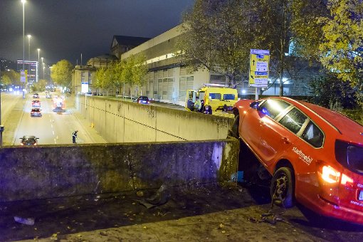 Bei einem Unfall am Freitagabend ist ein 18-Jähriger mit einem Stadtmobil-Opel am Gebhard-Müller-Platz auf die Brüstung über dem B14-Tunnel geschanzt und dort hängen geblieben. Foto: www.7aktuell.de | Oskar Eyb