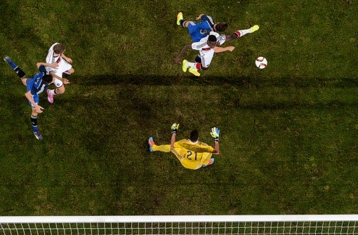 Antonio Rüdiger (im Duell rechts/weißes Trikot) bestritt gegen Argentinien sein zweites A-Länderspiel für Deutschland Foto: Bongarts