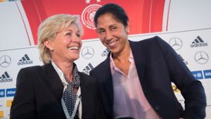 Die amtierende Bundestrainerin (Silvia Neid/links) und Steffi Jones, die Neue Foto: dpa