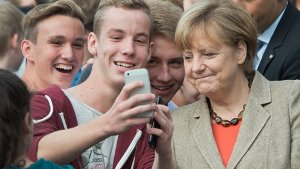 Angela Merkel besucht eine Schule in Groß-Gerau. Foto: dpa