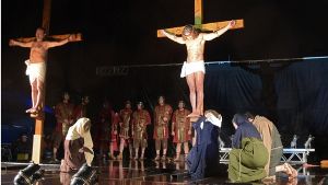 Mitglieder der italienischen katholischen Gemeinde stellen  in Ulm die Kreuzigung Jesu nach. Foto: dpa