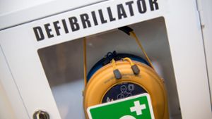 Wie funktioniert ein Defibrillator? Auch das soll  gezeigt werden. Foto: dpa/Peter Kneffel