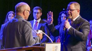 Stadtrat Robert Müller, der ehrenamtliche Vize des OB (links), nimmt Nico Lauxmann den Amtseid ab. Foto: Simon Granville