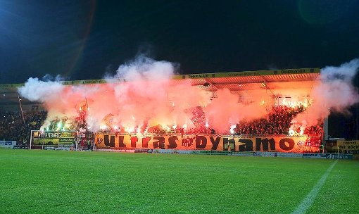 Die Fans von Dynamo Dresden machen beim Gastspiel bei der SG Sonnenhof Großaspach mächtig Stimmung.  Foto: Pressefoto Baumann