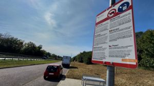 Auf Schildern werden Kraftfahrer gebeten,  auf dem Parkplatz an der B 313 Speisereste in die Mülltonnen zu werfen. Foto: Elke /Hauptmann