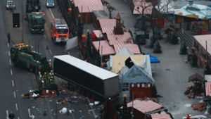 Tatort Gedächtniskirche: Experten der Polizei untersuchen am 20. Dezember 2016, einen Tag nach dem Terroranschlag auf den Weihnachtsmarkt an der Berliner Gedächtniskirche, den Tatort. Foto: AFP