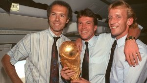 Franz Beckenbauer, Lothar Matthäus und Andreas Brehme (von links) bejubeln den WM-Sieg im Juli 1990. Foto: dpa