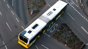Nach einem Busunfall in Stuttgart müssen vier Fahrgäste ins Krankenhaus. Foto: Lichtgut/Max Kovalenko (Symbolbild)