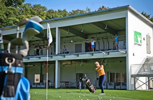 Die ersten Spieler trainieren bei der Generalprobe der neuen Golfübungsanlage in Hofen Foto: Lichtgut/Max Kovalenko