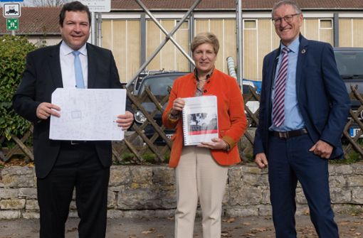 Auf Visite in Gärtringen: Die Ministerin wird von Bürgermeister Thomas Riesch (links) und Landrat Roland Bernhard begleitet. Foto: Eibner-Pressefoto/Tasos Ioannou