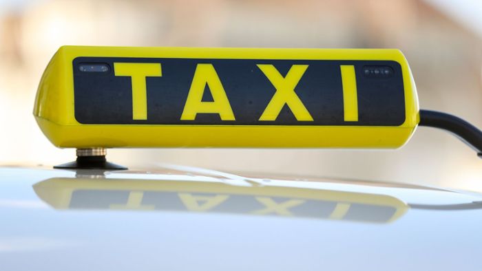 Taxi prallt gegen Lastwagen