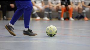 Kurzpassspiel und viel Tempo sind beim Fußballspielen auf dem Hallenboden gefragt. Foto: IMAGO/Marcel Lorenz