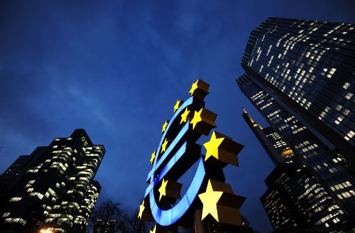 Die Euro-Skulptur vor der Zentrale der Europäischen Zentralbank in Frankfurt: Experten rechnen damit, dass die EZB 2019 weitere Zinsschritte einleiten wird. Foto: dpa