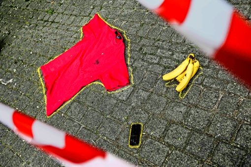 T-Shirt, Bananen und Handy stehen symbolisch für den globalen Handel. Foto: Lg/Piechowski