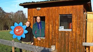 Liftbetreiber Wolfgang Assenheimer (rechts) und sein Neffe Jürgen Aponte hoffen, die Hütte bald als Kassenhäuschen nutzen zu können. Foto: Andreas Hennings