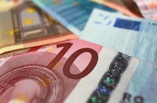 Die 100 Zehn-Euro-Scheine Foto: dpa