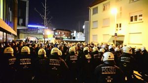 Konfrontation in der Kegelenstraße: Die Polizei riegelt beim Cannstatter Bahnhof die Fangruppen ab Foto: 7aktuell.de/