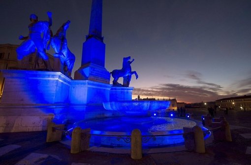 Zum Welt-Autismus-Tag leuchtet der Dioskurenbrunnen in Rom in blau. Foto: dpa/Italian Presidency Press Office