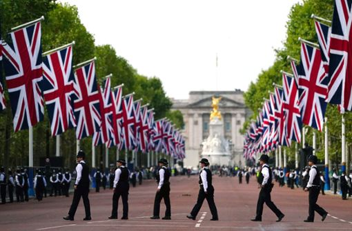 Polizisten versammelten sich vergangene Woche  vor der Prozession des Sarges von Königin Elizabeth II. vom Buckingham Palace zur Westminster Hall. Nun tritt sie ihre letzte Reise an. Foto: dpa/Victoria Jones