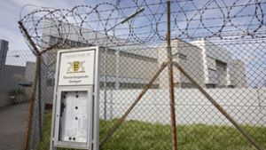 Im stark gesicherten Prozessgebäude neben dem Stammheimer Gefängnis steht ein Mann wegen Vergewaltigung vor Gericht. Foto: Michael Steinert