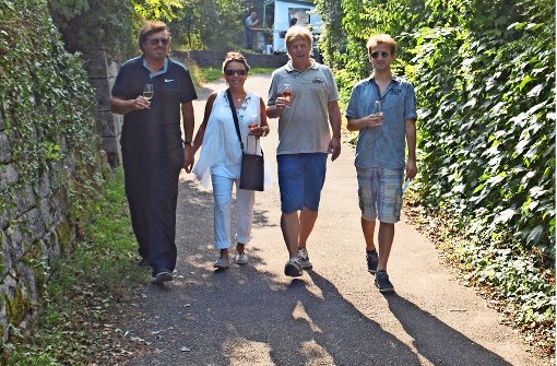 Bei spätsommerliche Wärme machten sich die Besucher mit einem Glas in der Hand auf den Weg, um an sieben Stationen Wein zu probieren und die Aussicht auf den Stuttgarter Süden zu genießen. Foto: Cedric Rehman
