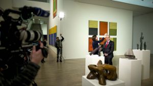 Kostbare Objekte: Denis Scheck bekommt vor der Aufzeichnung von „Kunscht“ im Kunstmuseum den letzten Schliff. Foto: Lichtgut/Leif Piechowski