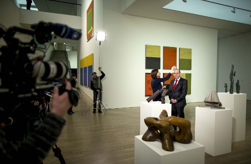 Kostbare Objekte: Denis Scheck bekommt vor der Aufzeichnung von „Kunscht“ im Kunstmuseum den letzten Schliff. Foto: Lichtgut/Leif Piechowski