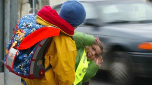 Eine Autofahrerin hat am Montag vor einer Schule in Esslingen zwei Kinder mit ihrem Auto angefahren. (Symbolbild) Foto: dpa
