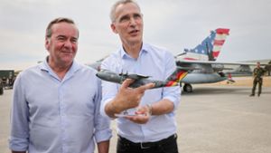 Jens Stoltenberg (rechts) soll nach Meinung von Verteidigungsminister Boris Pistorius ein weiteres Jahr im Amt des Nato-Generalsekretärs bleiben. Foto: dpa/Christian Charisius