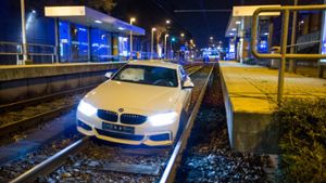 Bei einem spektakulären Autounfall am Freitagabend im Stuttgarter Osten, ist ein 21-Jähriger mit seinem BMW im Gleisbett der Stadtbahn gelandet. Foto: www.7aktuell.de | Simon Adomat