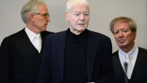 Der ehemalige Drogeriekettenbesitzer Anton Schlecker (Mitte) zu Beginn des Prozesses am Landgericht in Stuttgart Foto: AFP