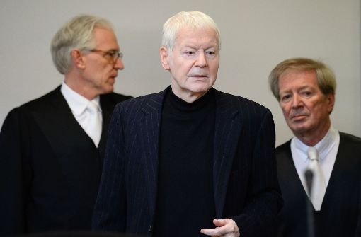 Der ehemalige Drogeriekettenbesitzer Anton Schlecker (Mitte) zu Beginn des Prozesses am Landgericht in Stuttgart Foto: AFP