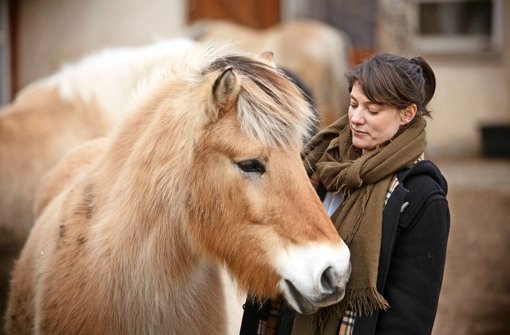 Die Reittherapeutin Catarina Bilbija versteht sich gut mit nordischen Pferden. Foto: Gottfried Stoppel