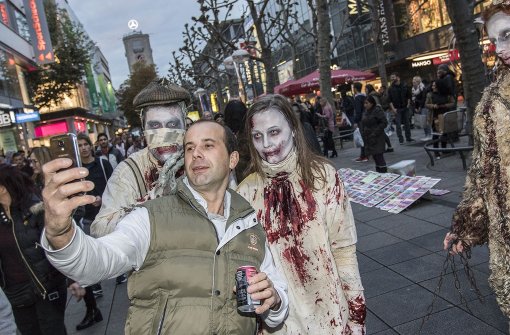 Der Zombie-Walk in der Stuttgarter Königstraße sorgte für Angst und Schrecken bei Passanten – und das ein oder andere Selfie. Foto: 7aktuell.de/Andreas Friedrichs