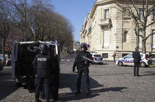 Polizisten mit automatischen Waffen beziehen in Paris vor einem Büro des Internationalen Währungsfonds Position, nachdem dort ein Briefumschlag explodiert war. Foto: AP