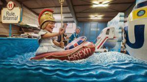 Auf dem Motivwagen „Rule, Britannia“ ist in Mainz eine Figur zu sehen, die die britischem Premierministerin Theresa May in einem Brexit-Schlauchboot darstellen soll. Der Rosenmontagsumzug in Mainz steht unter dem Motto „De Dom gehört zu Meenz am Rhoi, wie Fassenacht, Weck, Worscht und Woi“. dpa Foto: dpa