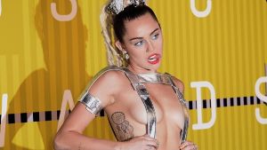 Miley Cyrus führte als Moderatorin durch den Abend. Ihre Outfits wurden im Verlauf des Abends immer knapper. Foto: dpa